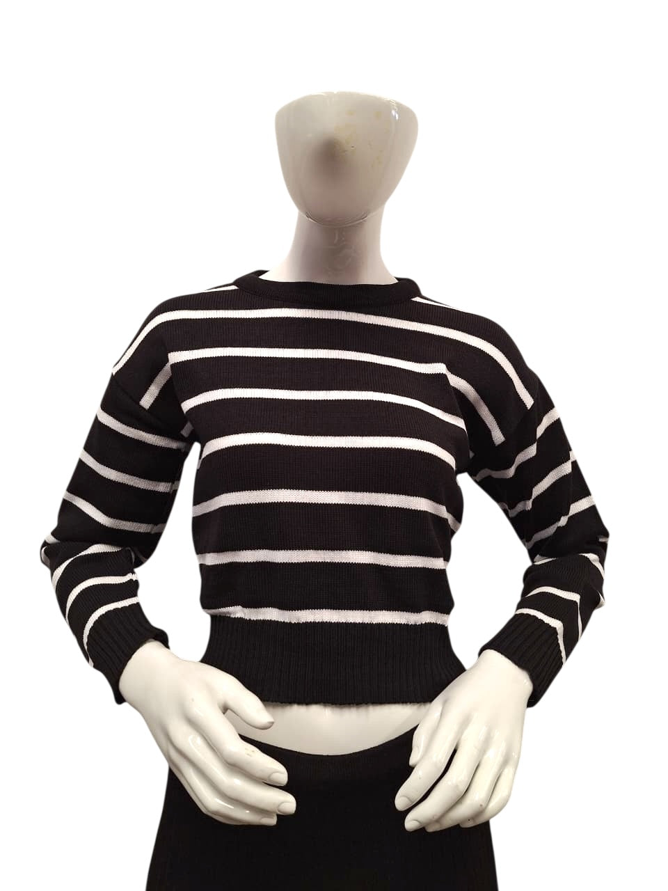 Sueter cuello redondo con rayas en contraste.
