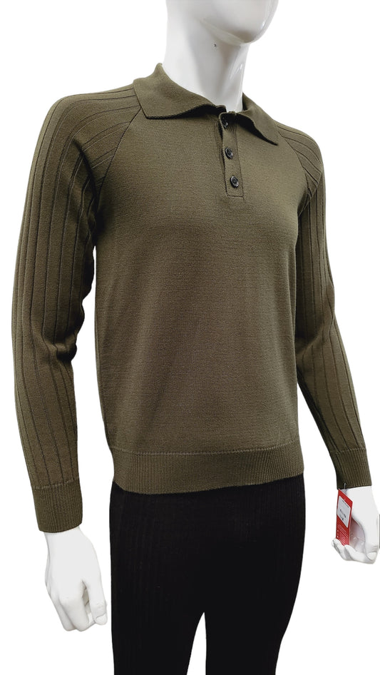 Sueter cuello Polo con mangas acanaladas.