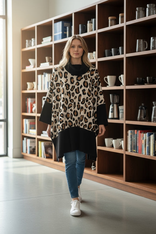Capa para Dama cuello tortuga con animal print.