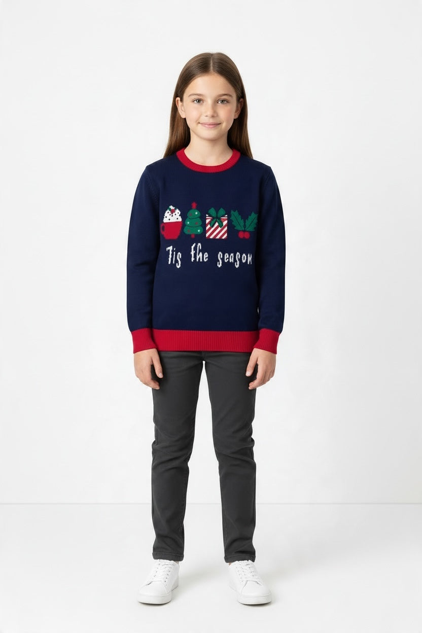 Ugly Sweater / Sueter Navideño Infantil. Frente con taza de chocolate, arbolito, regalo, muérdago y leyenda “Tis the Season”. Espalda lisa.