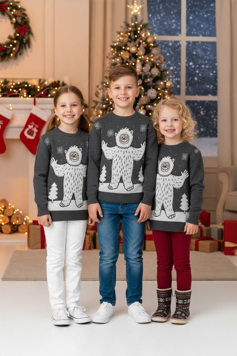 Ugly Sweater / Suéter Navideño  infantil con paisaje nevado y yeti al frente.