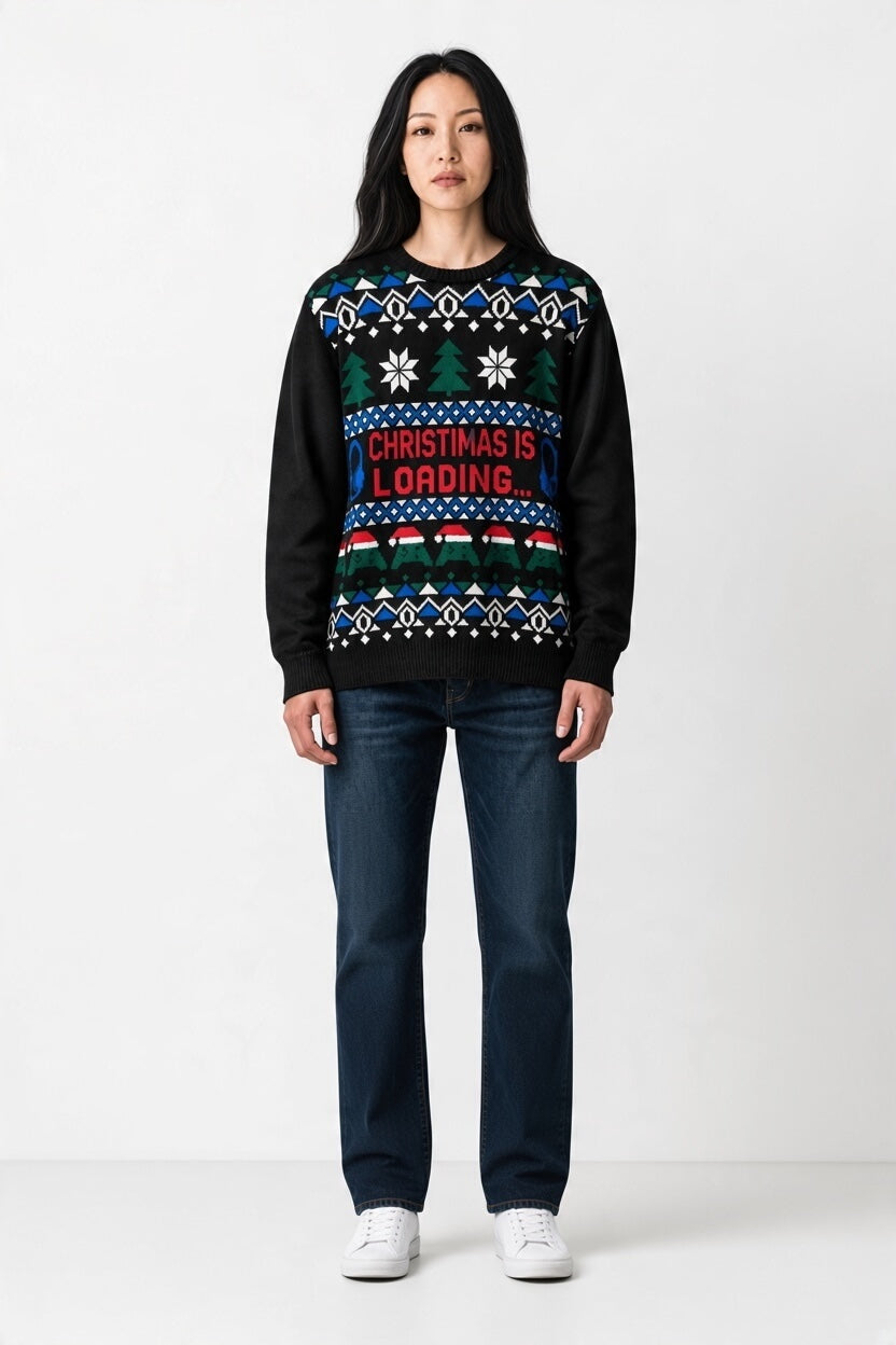 Ugly Sweater /Suéter navideño Adulto. Frente con dibujos gamer navideños y letrero “Christmas is Loading”.