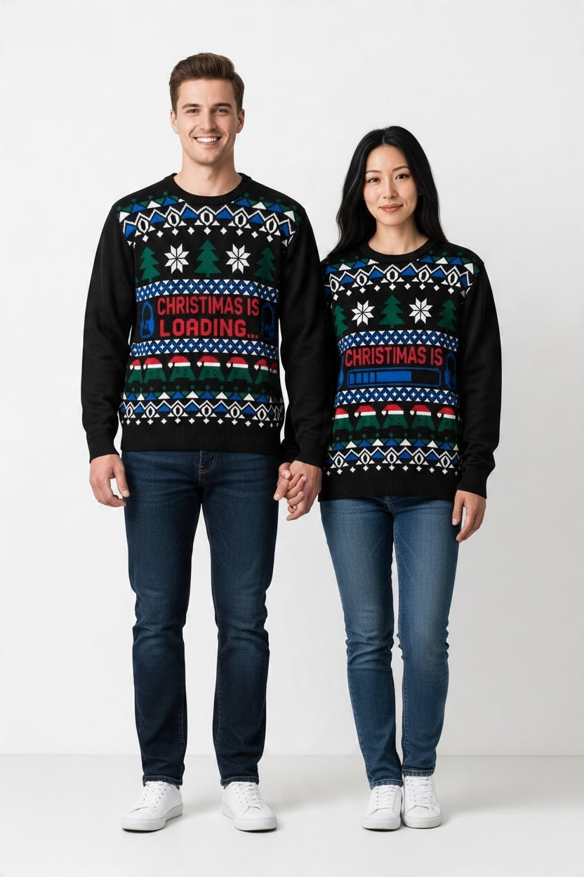 Ugly Sweater /Suéter navideño Adulto. Frente con dibujos gamer navideños y letrero “Christmas is Loading”.