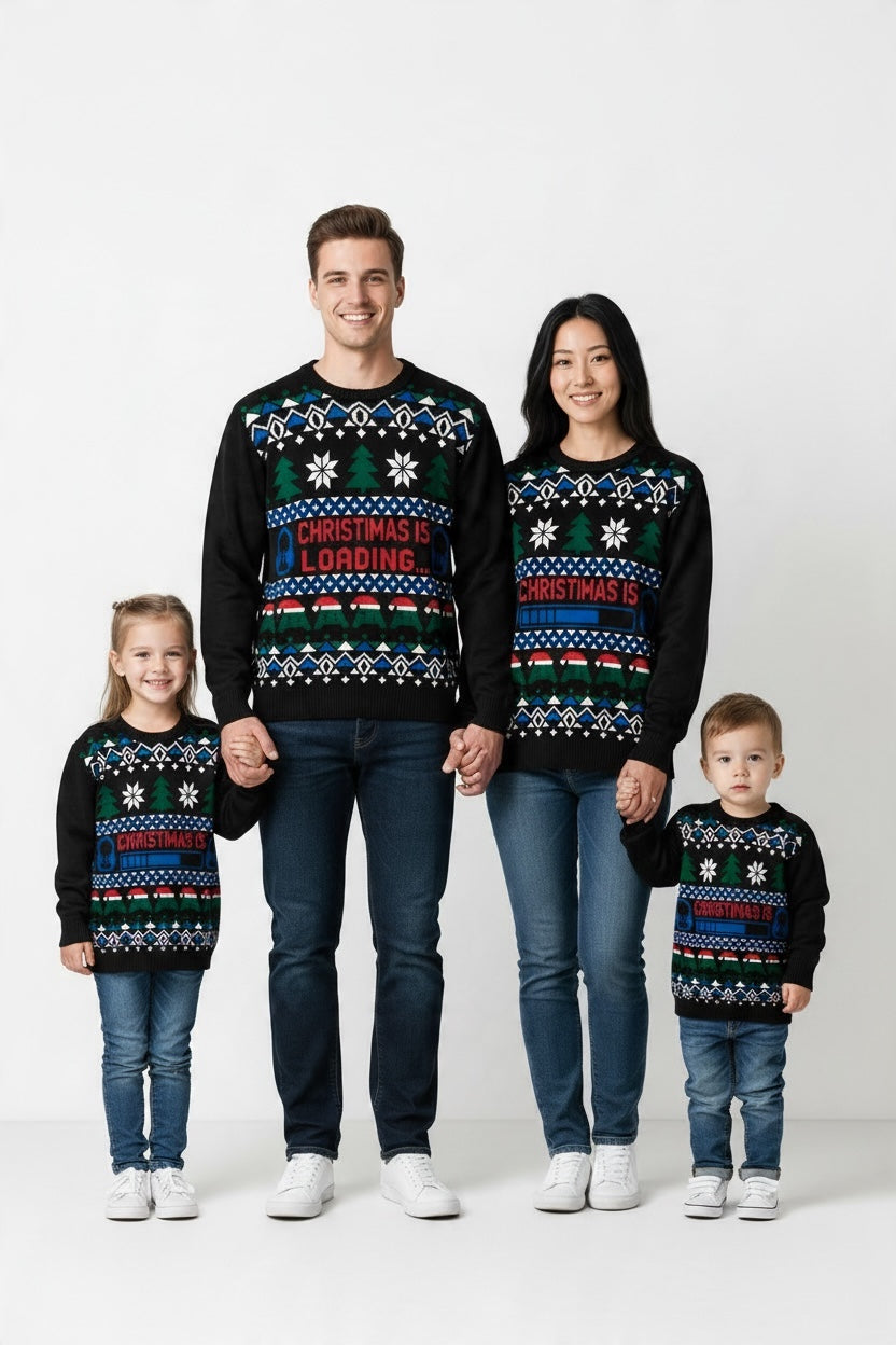 Ugly Sweater / Sueter Navideño Infantil. Frente con taza de chocolate, arbolito, regalo, muérdago y leyenda “Tis the Season”. Espalda lisa.